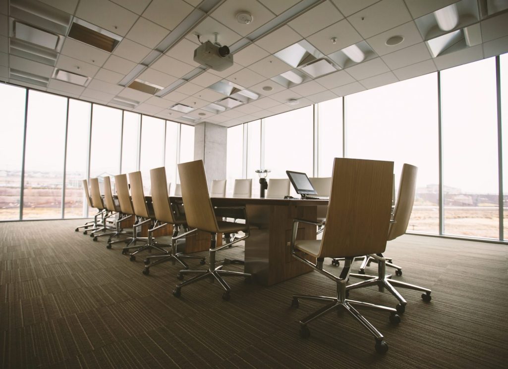 Change-Management im Konferenzraum mit großem Tisch und Stühlen