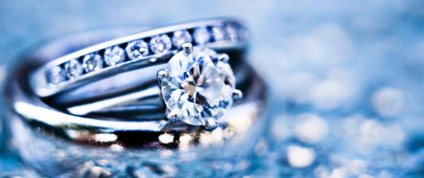Ein Ring mit funkelnden Diamanten symbolisiert die Bedeutung von gelebten Werten auf die Unternehmenskultur.