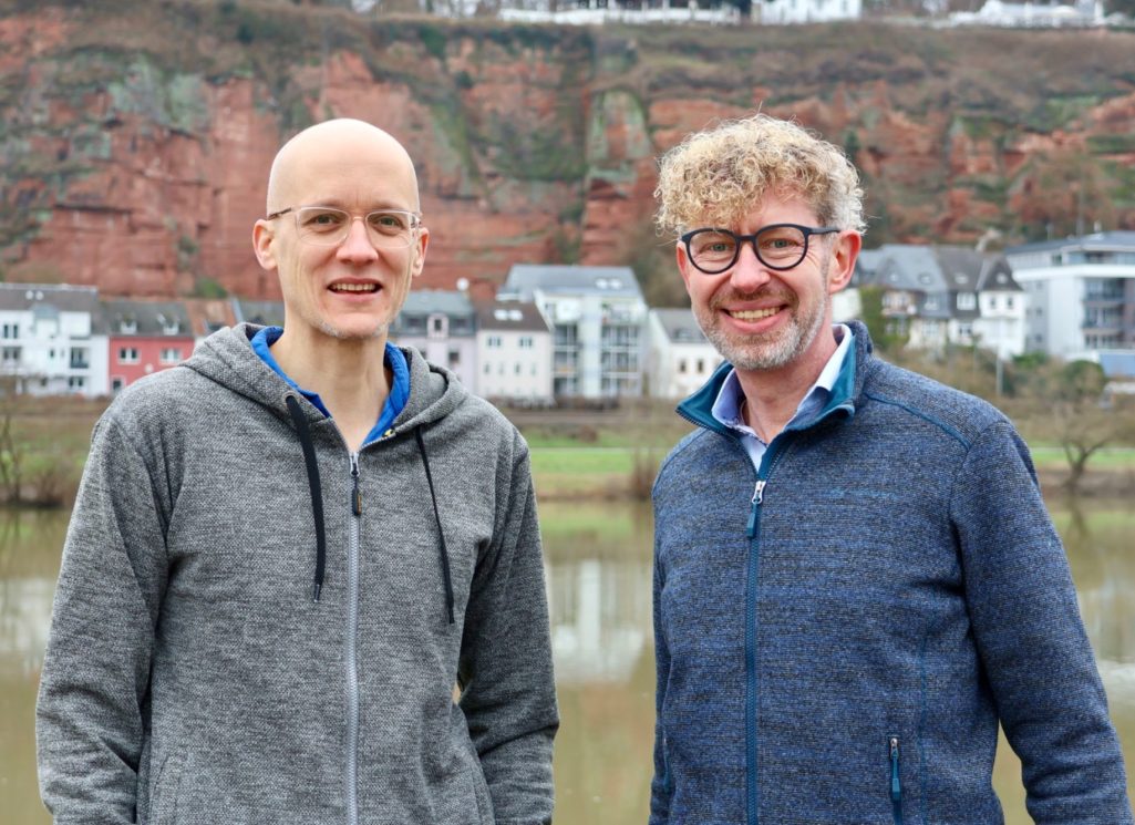 Alexander Morgen und Michael Feiten vom Resilienzatelier stehen am Mosel-Ufer.